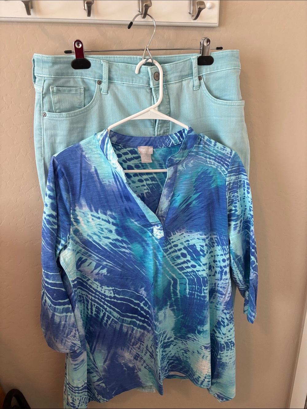 Chico's Light Aqua Cropped Stretch Jeans and matching abstract top